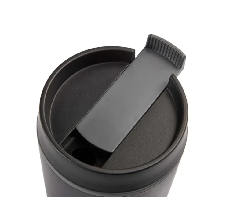 Gros plan du couvercle coulissant noir de la tasse de voyage McGill montrant l'ouverture pour boire et la languette de préhension texturée.