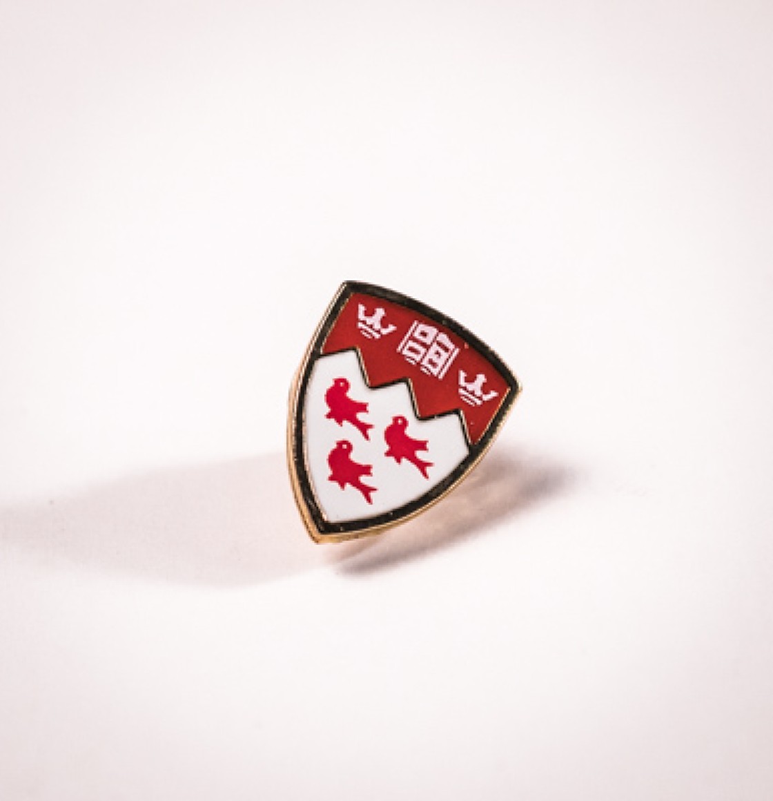Signature crest shape McGill University lapel pin